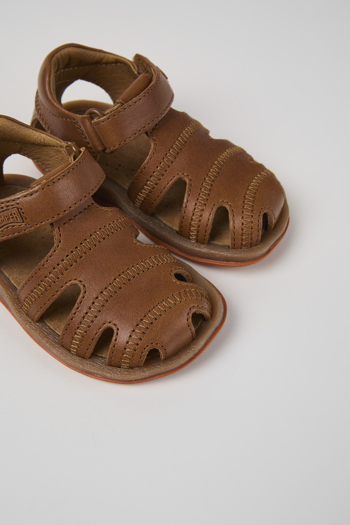 Camper Bicho - Sandalias marrones de piel para niños.