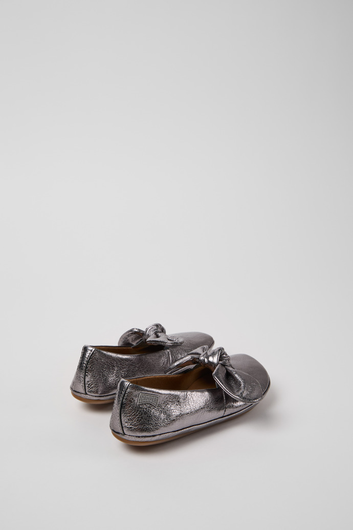 Camper Right Nina - Bailarina plateada de piel para niños.