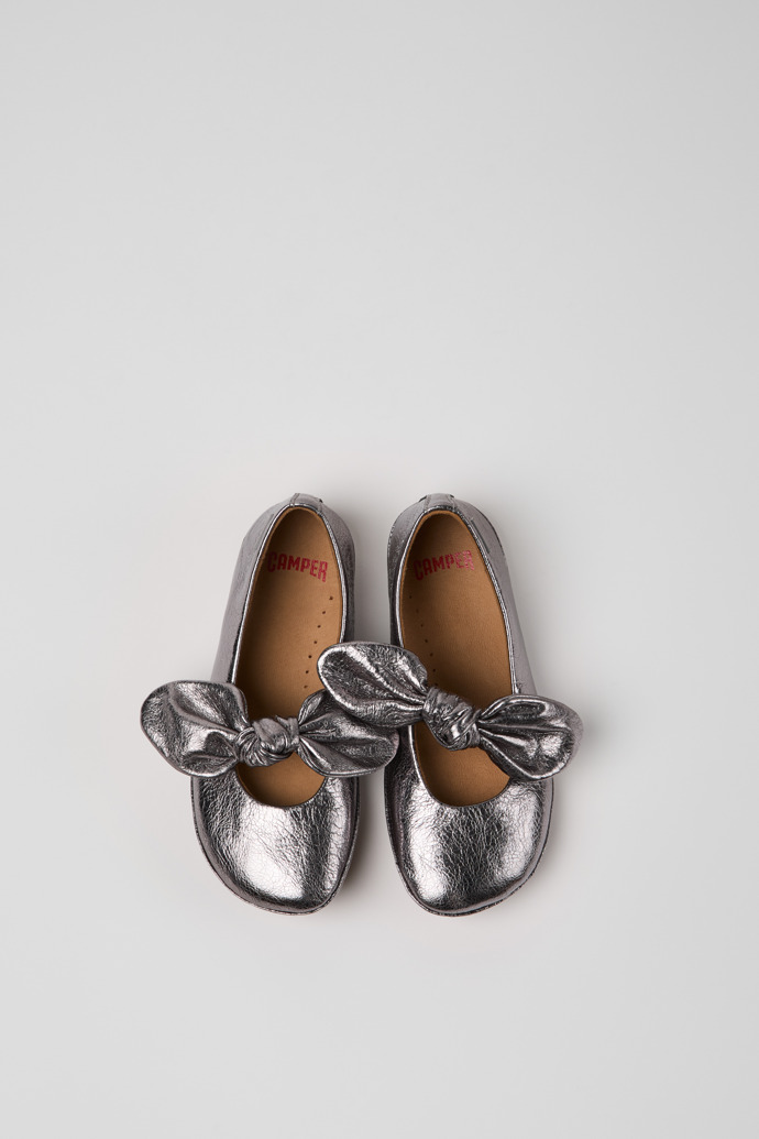 Camper Right Nina - Bailarina plateada de piel para niños.