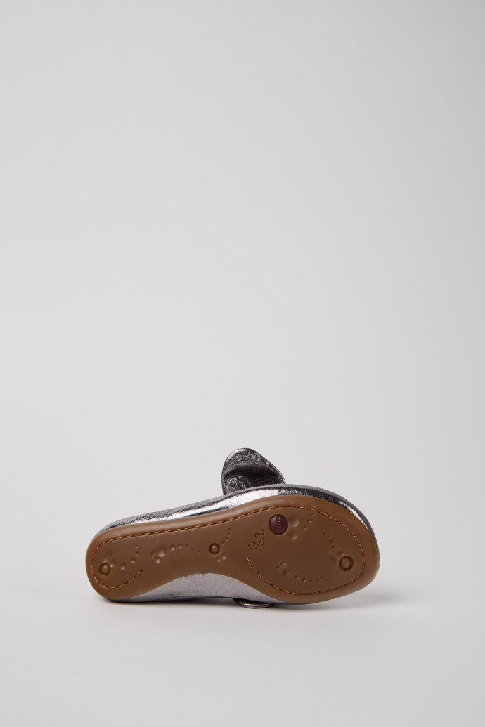 Camper Right Nina - Bailarina plateada de piel para niños.