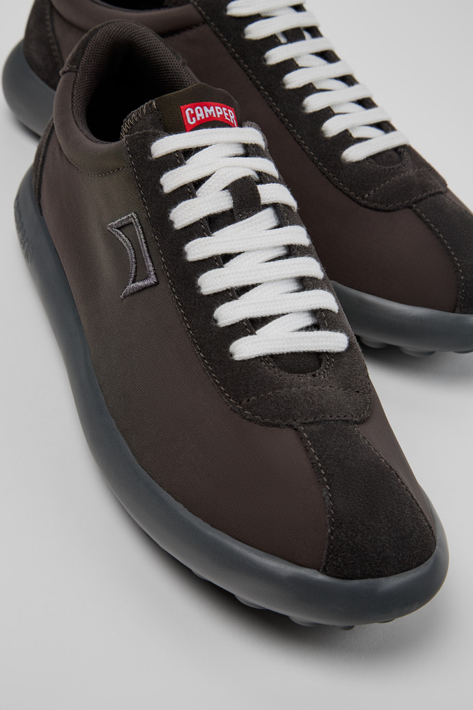 Camper Pelotas XLite - Zapatilla gris para hombre fabricada con PET reciclado y piel nobuk.