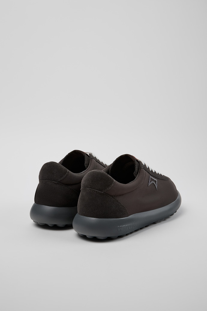 Camper Pelotas XLite - Zapatilla gris para hombre fabricada con PET reciclado y piel nobuk.
