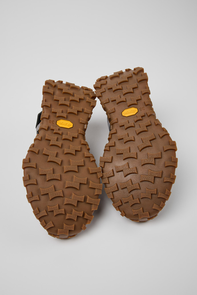 Camper Drift Trail VIBRAM - Zapatillas grises para mujer fabricadas con PET reciclado y piel nobuk.