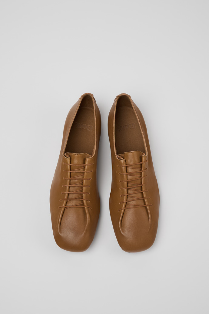 Camper Casi Myra - Zapato marrón de piel para mujer.