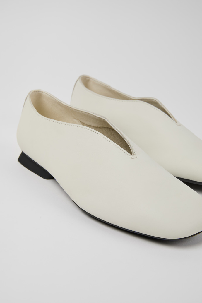 Camper Casi Myra - Zapato de piel blanca para mujer.
