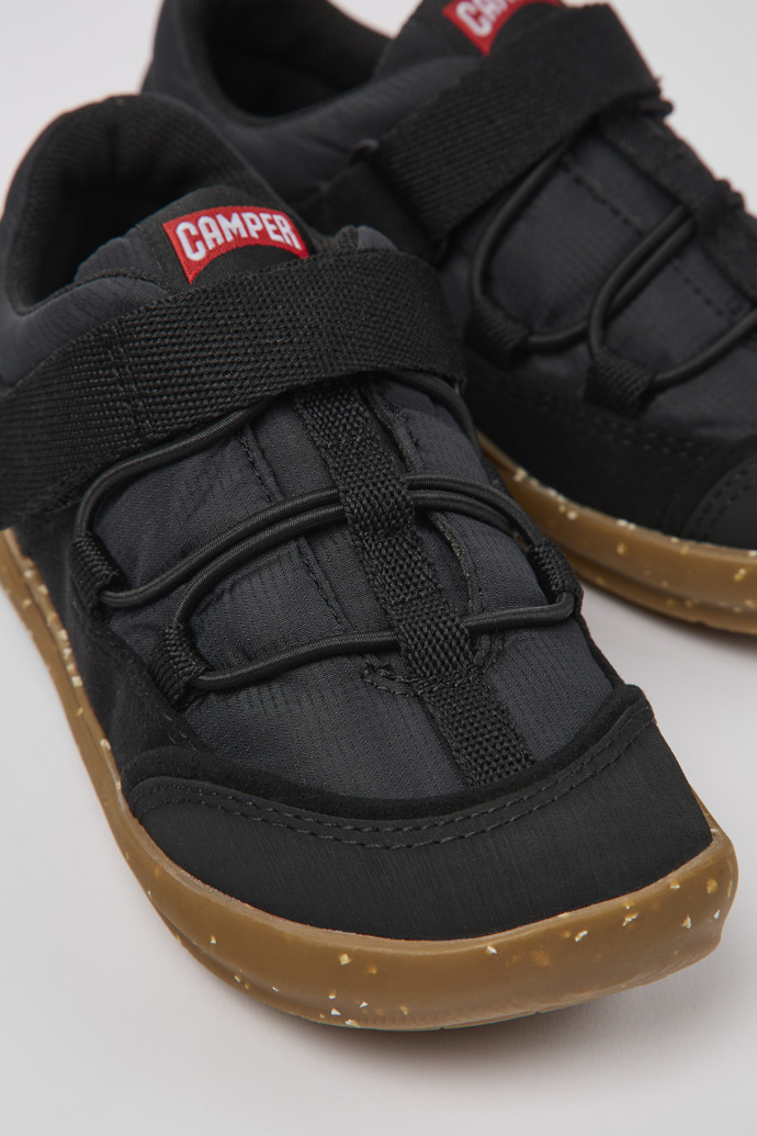 Camper Ergo - Zapatos negros de tela para niños.