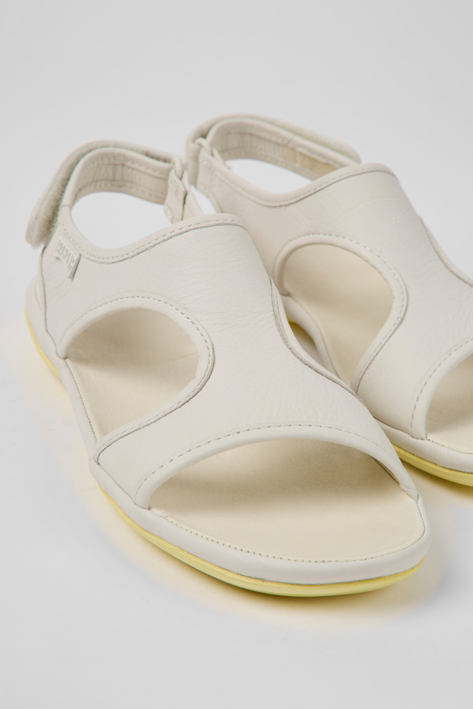 Camper Right - Sandalias de piel blanca para mujer.