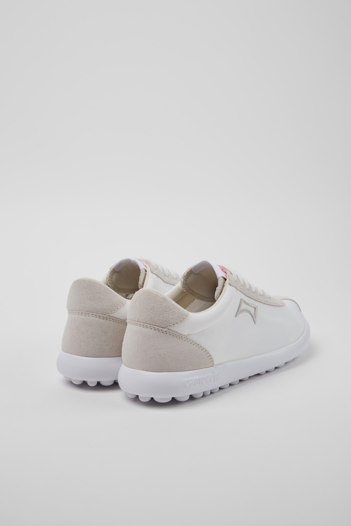 Camper Pelotas XLite - Zapatillas blancas para mujer fabricadas con PET reciclado y piel nobuk.