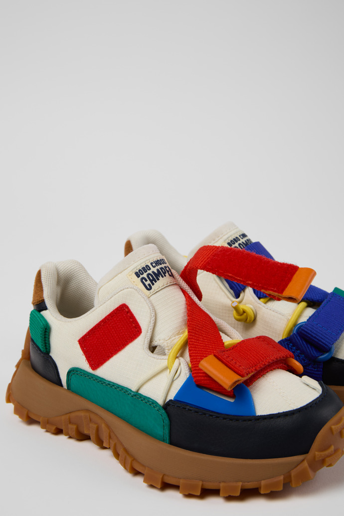 Camper Bobo Choses x Camper - Zapatos infantiles de piel y textil multicolor con diseño semiabierto.