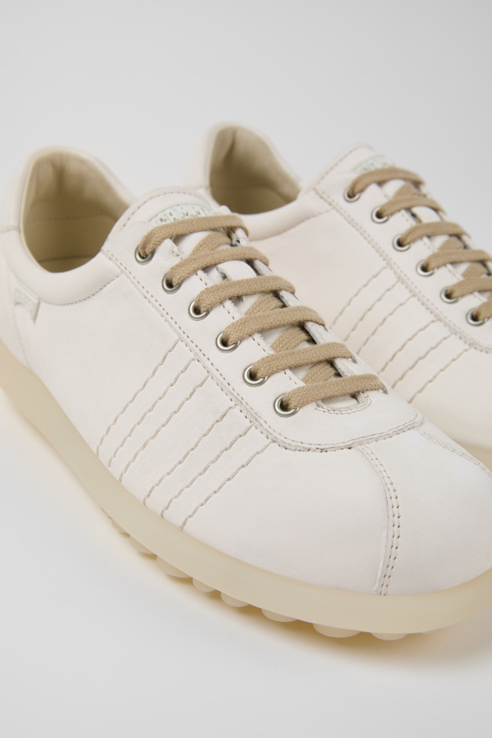 Camper Pelotas - Zapato blanco de piel para mujer.