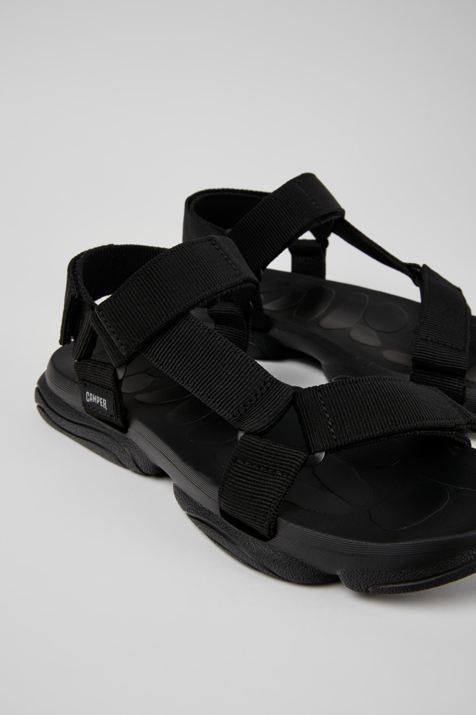 Camper Karst Sandal - Sandalia negra para hombre fabricada con correa de PET reciclado.