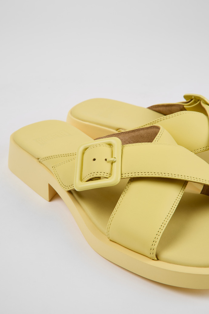 Camper Dana - Sandalias amarillas de piel para mujer.