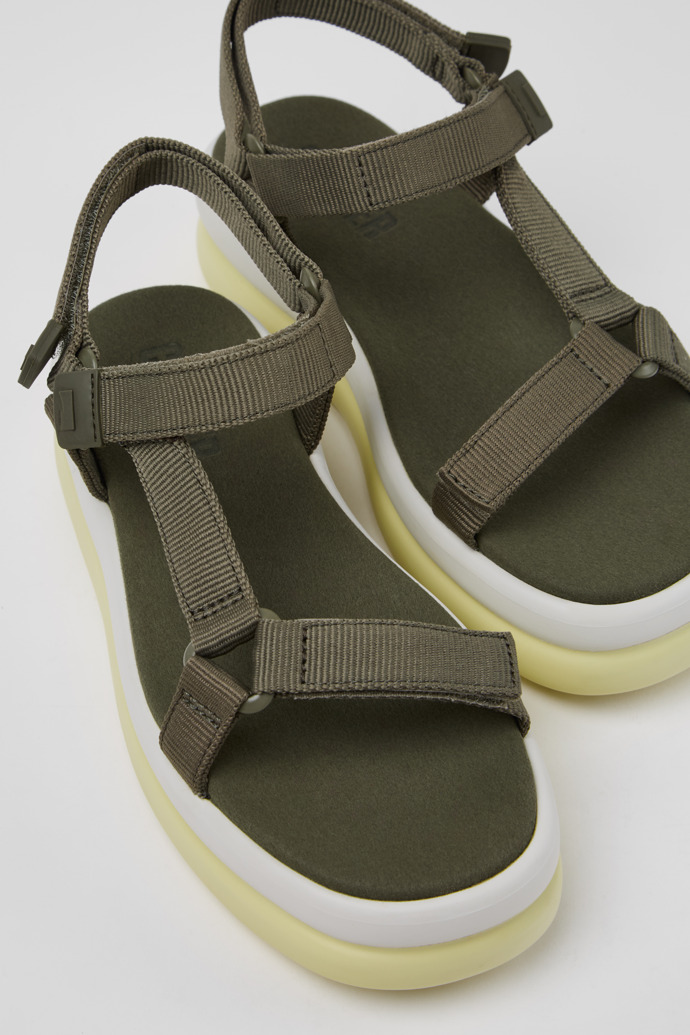 Camper Pelotas Flota Up - Sandalias verdes de PET reciclado para mujer.