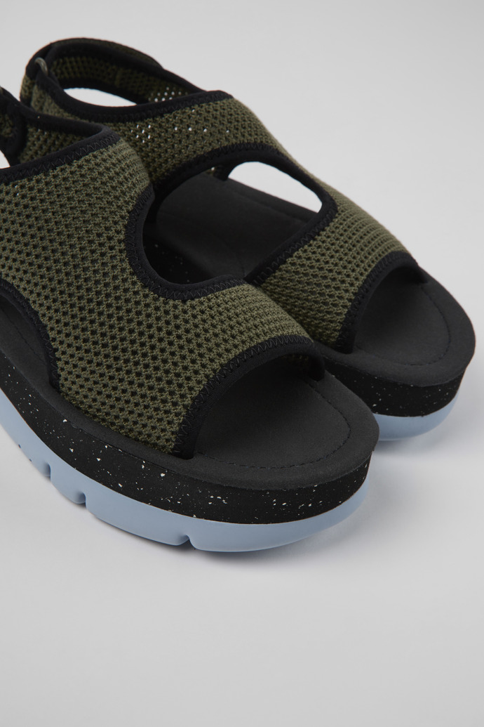 Camper Oruga Up - Sandalias verdes de tela para mujer.