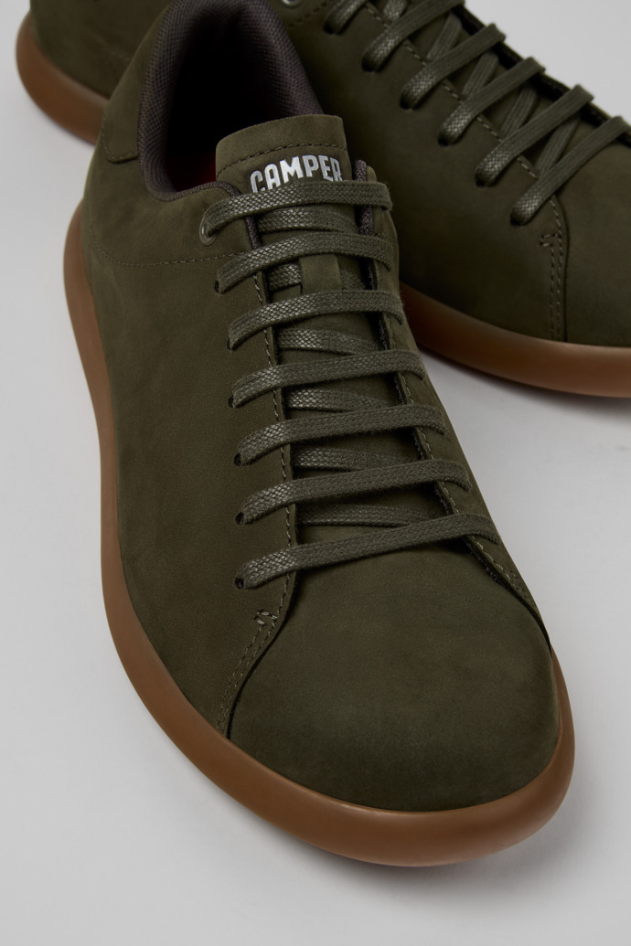Camper Pelotas Soller - Zapatilla verde para hombre fabricada con piel nobuk.