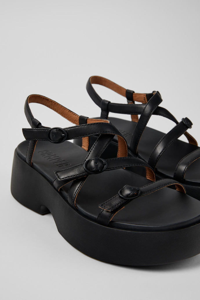 Camper Tasha - Sandalia negra de piel para mujer.