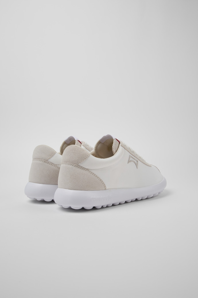 Camper Pelotas XLite - Zapatilla blanca para hombre de PET reciclado y nobuk.
