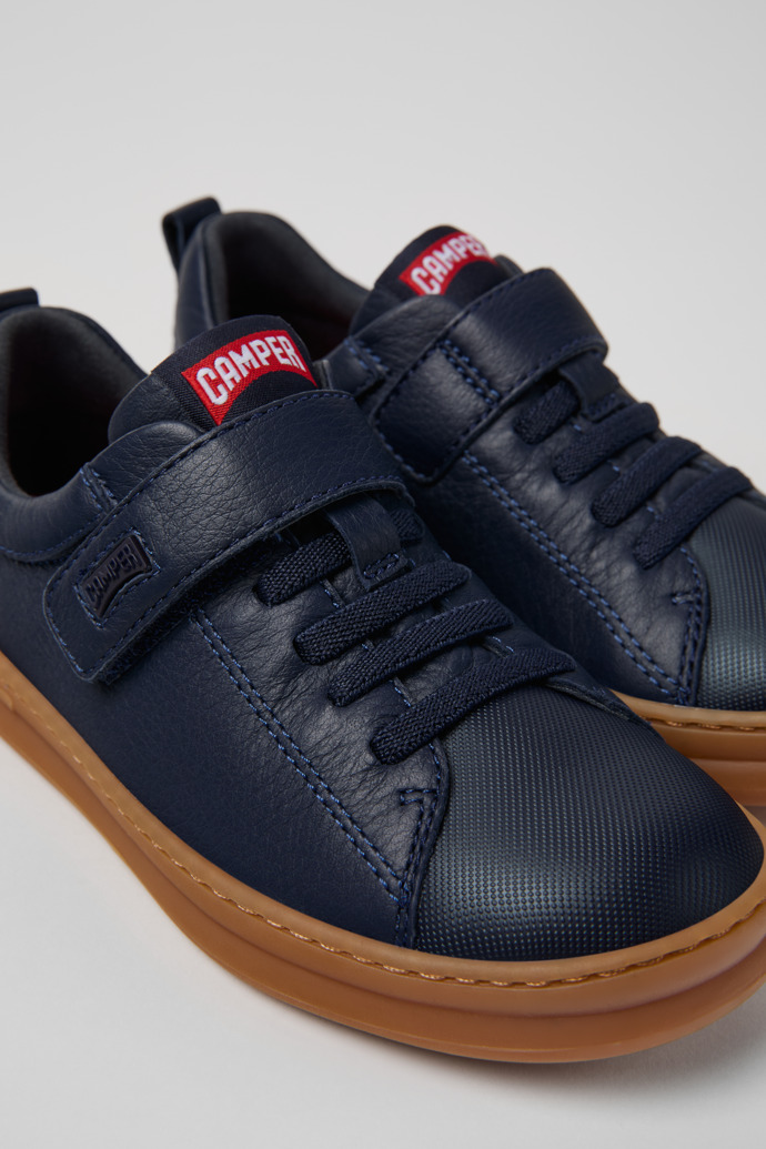 Camper Runner - Zapatillas azules para niño de piel y textil.