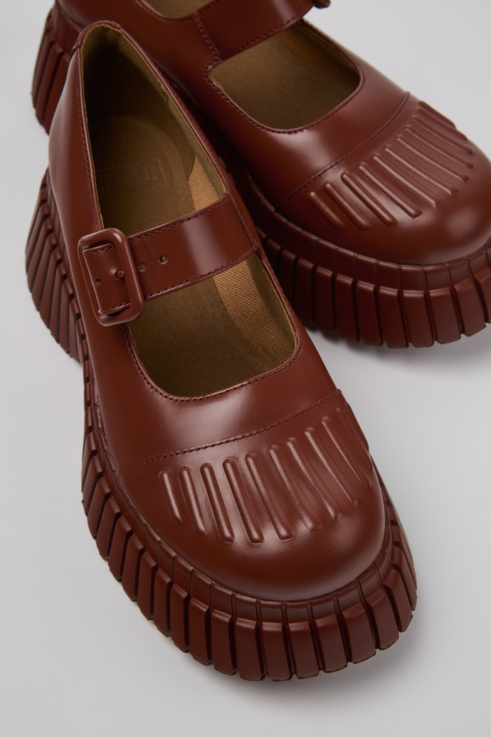 Camper BCN - Zapatos de mujer de piel color rojo.