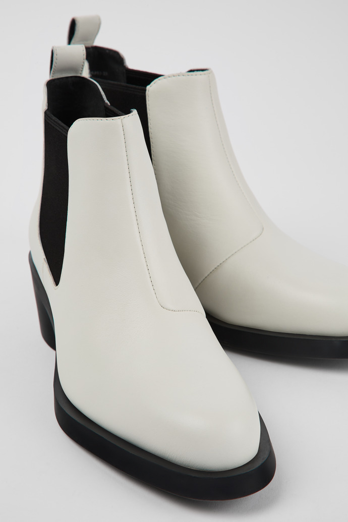 Camper Bonnie - Botines Chelsea de piel blanca para mujer.