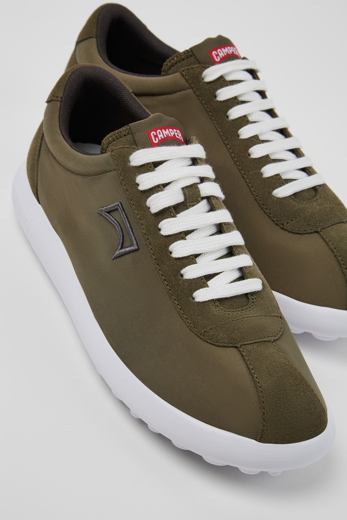 Camper Pelotas XLite - Zapatillas verdes para hombre fabricadas en PET reciclado y piel nobuk.