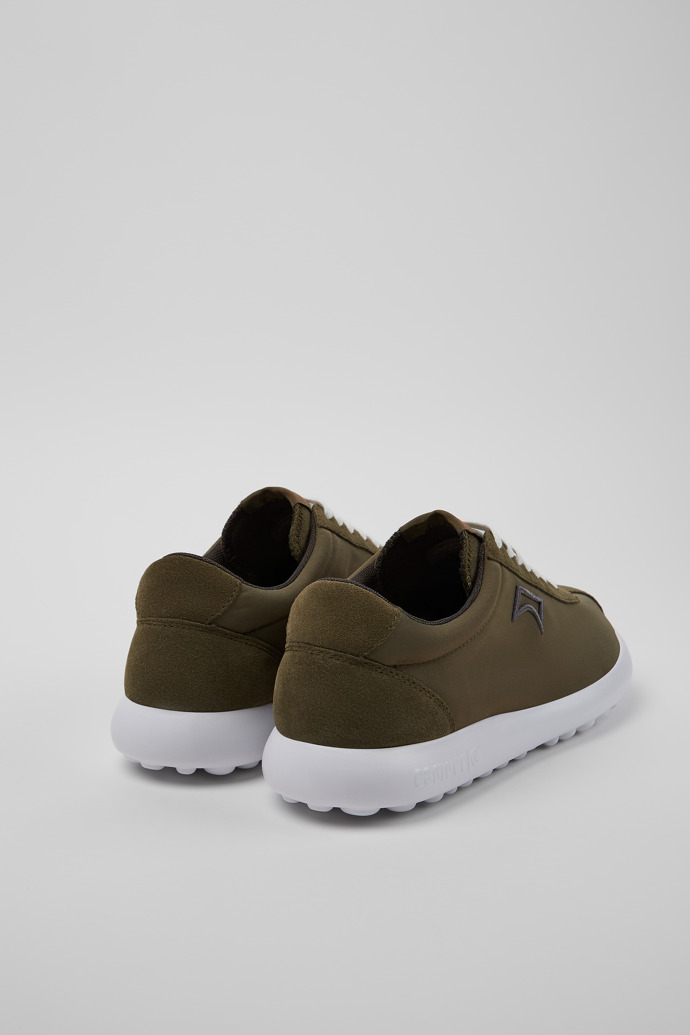 Camper Pelotas XLite - Zapatillas verdes para hombre fabricadas en PET reciclado y piel nobuk.