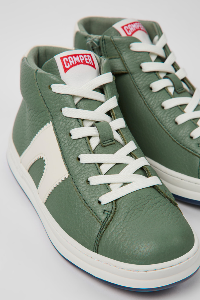Camper Runner - Botines verdes y blancos de piel para niños.