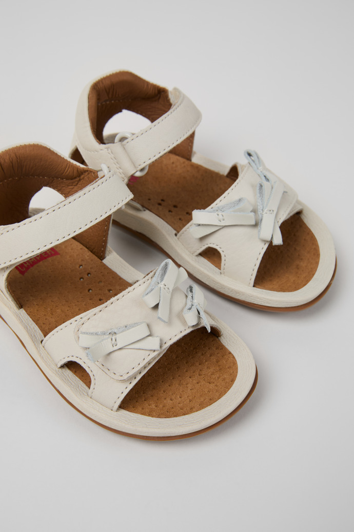 Camper Twins - Sandalias blancas de piel para niños.