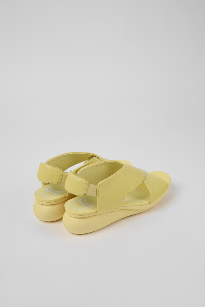Camper Balloon - Sandalias amarillas de piel para mujer.