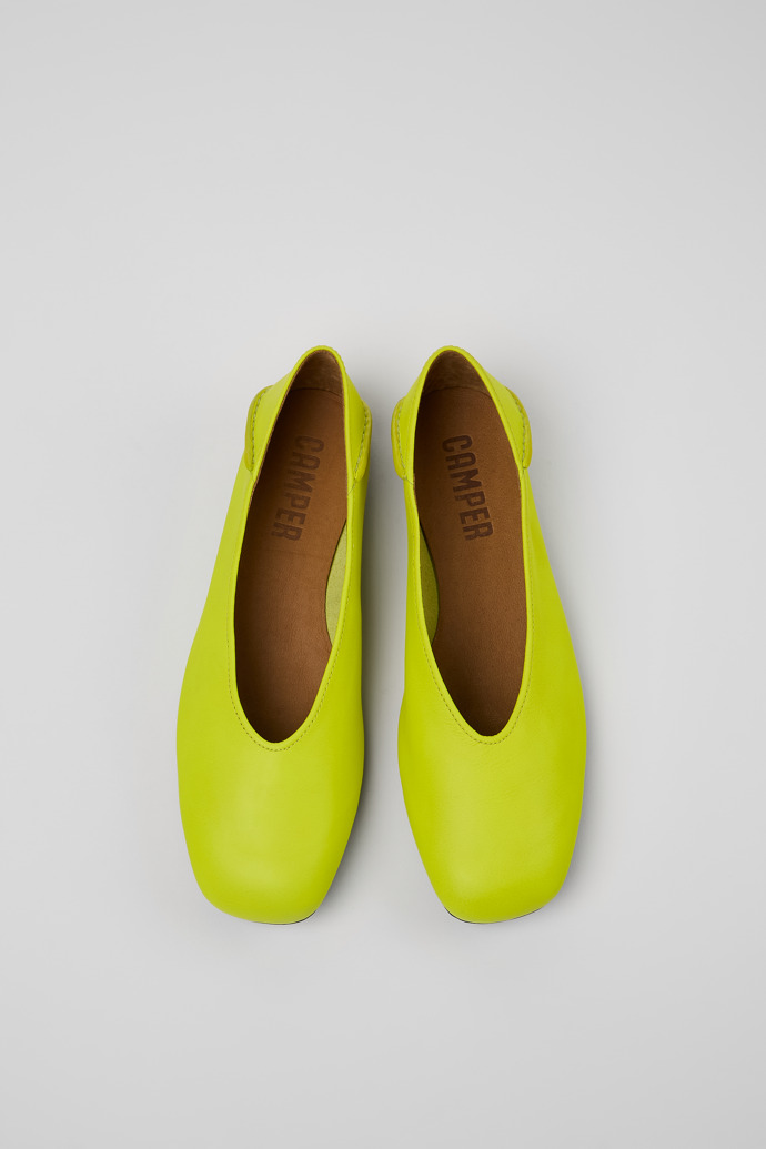 Camper Casi Myra - Bailarinas amarillas de piel para mujer.