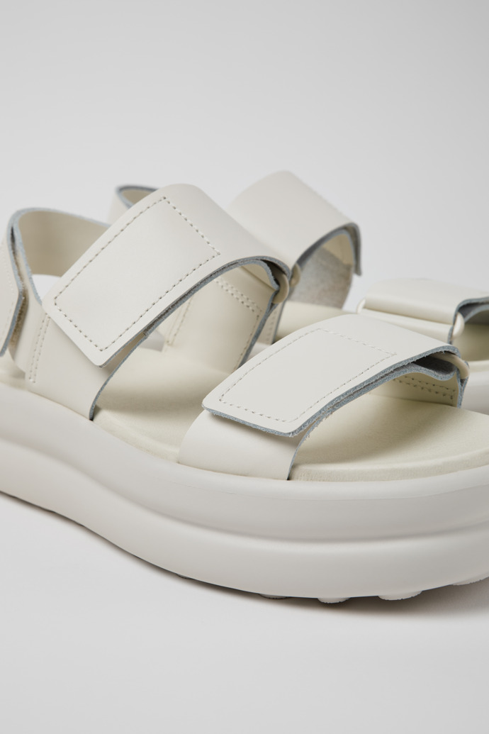 Camper Pelotas Flota Up - Sandalias de piel blancas para mujer.