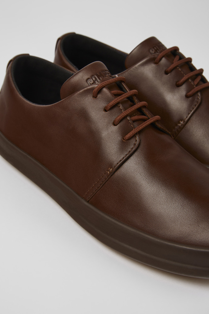 Camper Chasis - Zapatos de piel marrón para hombre.