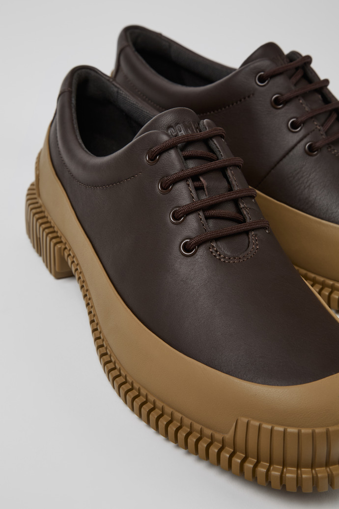 Camper Pix - Zapato de mujer de piel marrón con cordones.