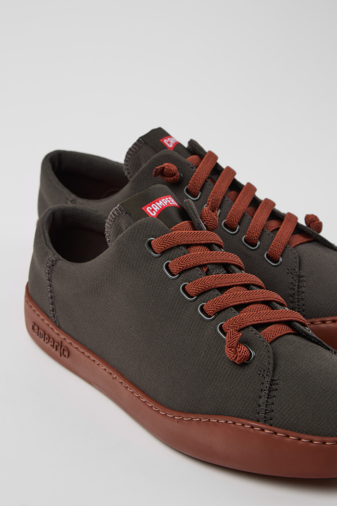 Camper Peu Touring - Zapatillas grises para hombre fabricadas con PET reciclado.