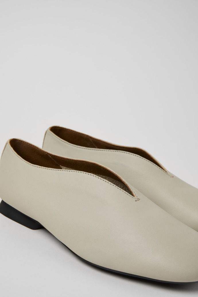 Camper Casi Myra - Zapato de piel gris para mujer.