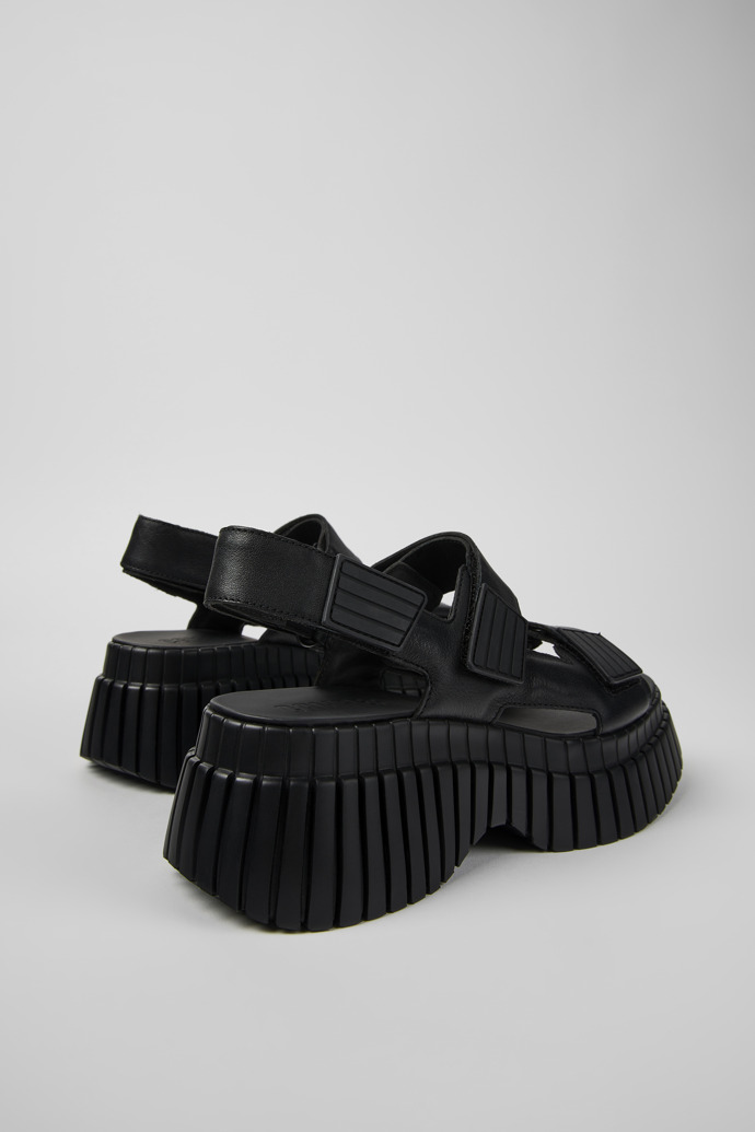 Camper BCN - Sandalias negras de piel para mujer.