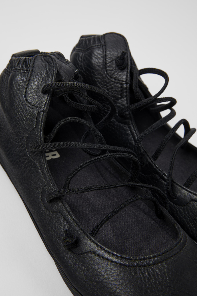 Camper Right - Botines negros de piel para mujer.