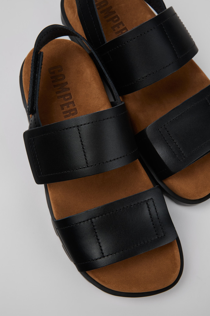 Sandalias Brutus de Camper: Sandalias negras de piel para mujer.