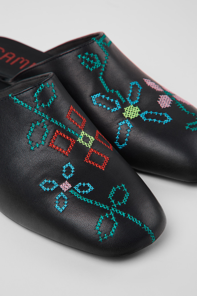 Camper Twins - Sandalias negras de piel para mujer.