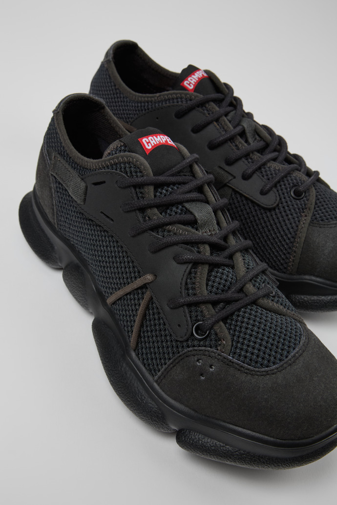 Camper Karst Sorona - Zapatilla textil gris y negra para mujer