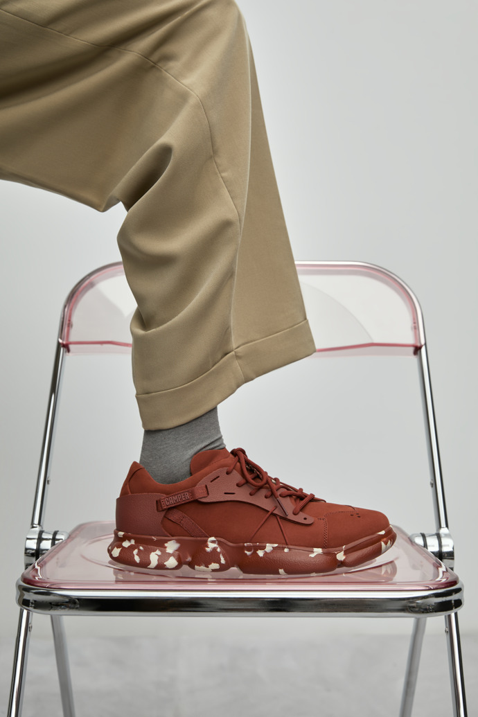Camper Karst - Zapatillas rojas para hombre fabricadas en piel nobuk y textil.