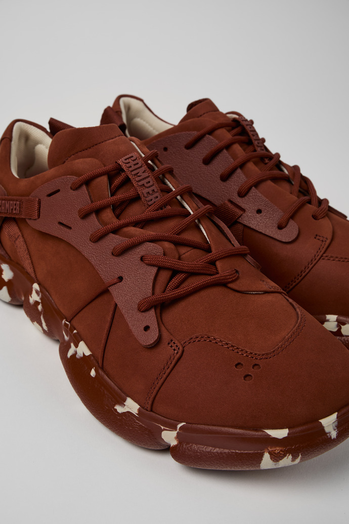 Camper Karst - Zapatillas rojas para hombre fabricadas en piel nobuk y textil.