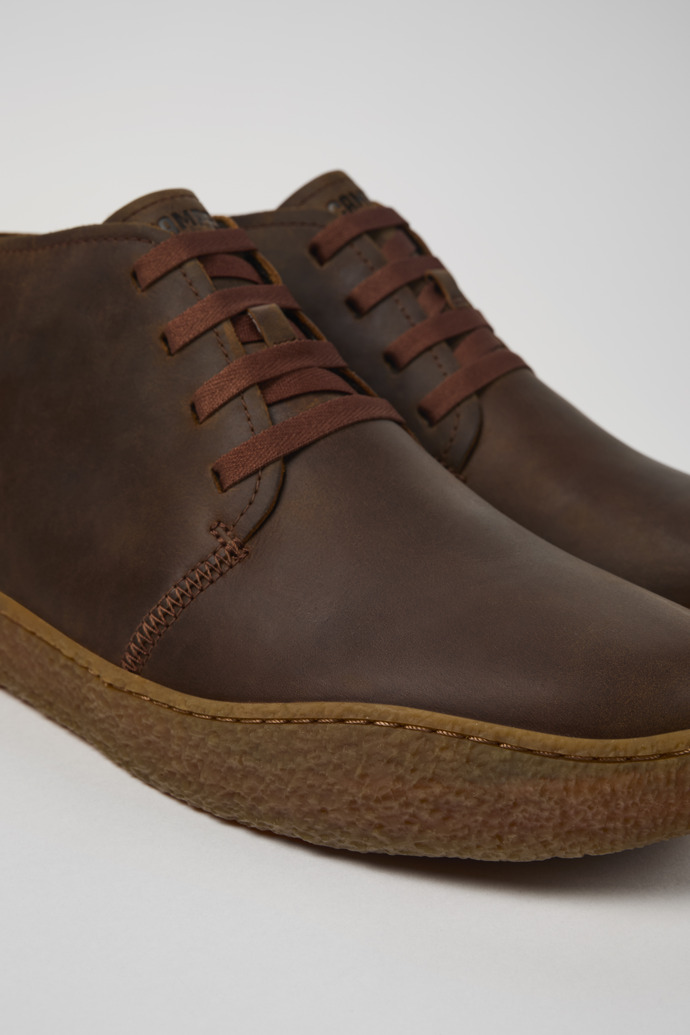 Camper Peu Terreno - Botines de piel nobuk marrón para hombre.