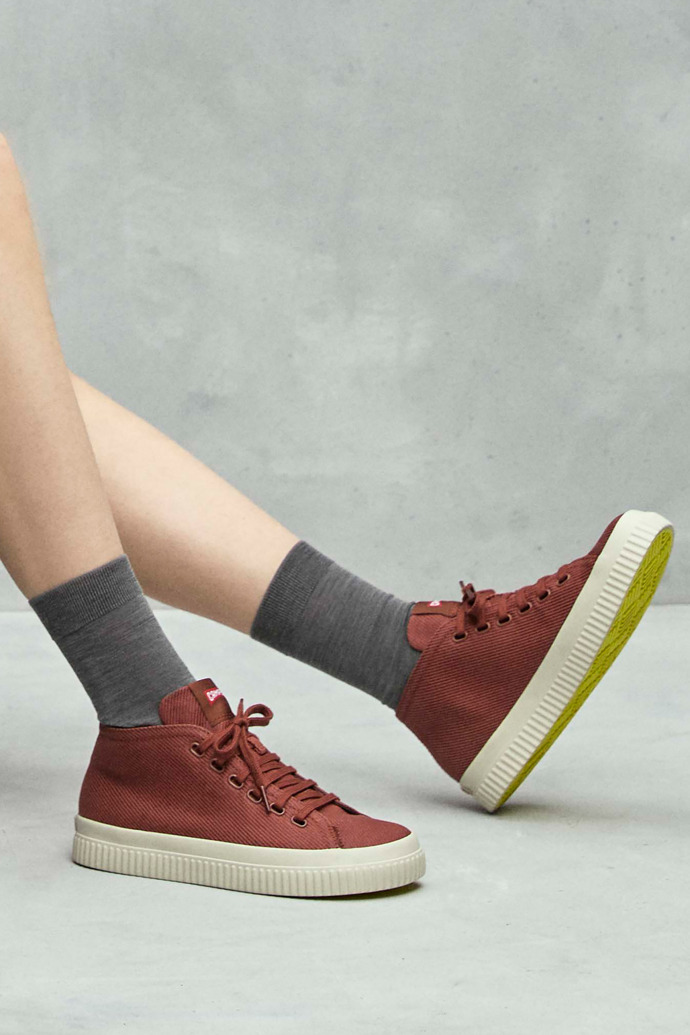 Camper Peu Roda - Zapatillas rojas para mujer fabricadas con algodón reciclado.