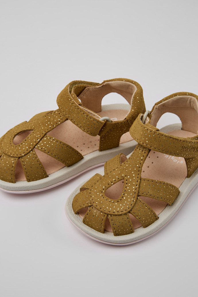 Camper Bicho - Sandalias marrones para niña fabricadas en piel nobuk con efecto brillo.