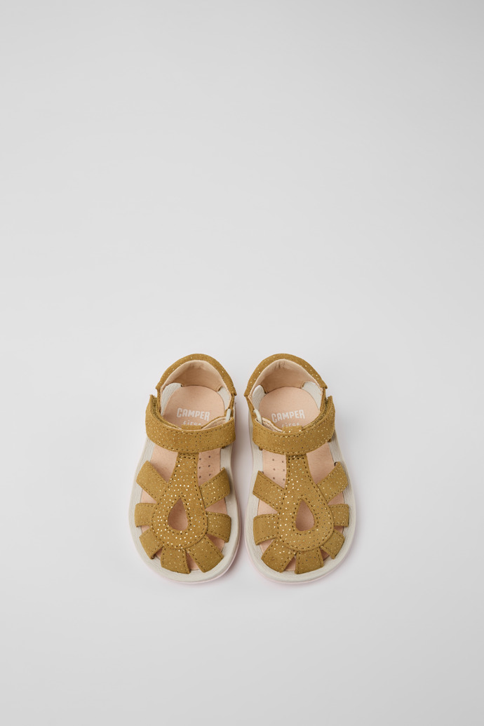 Camper Bicho - Sandalias marrones para niña fabricadas en piel nobuk con efecto brillo.