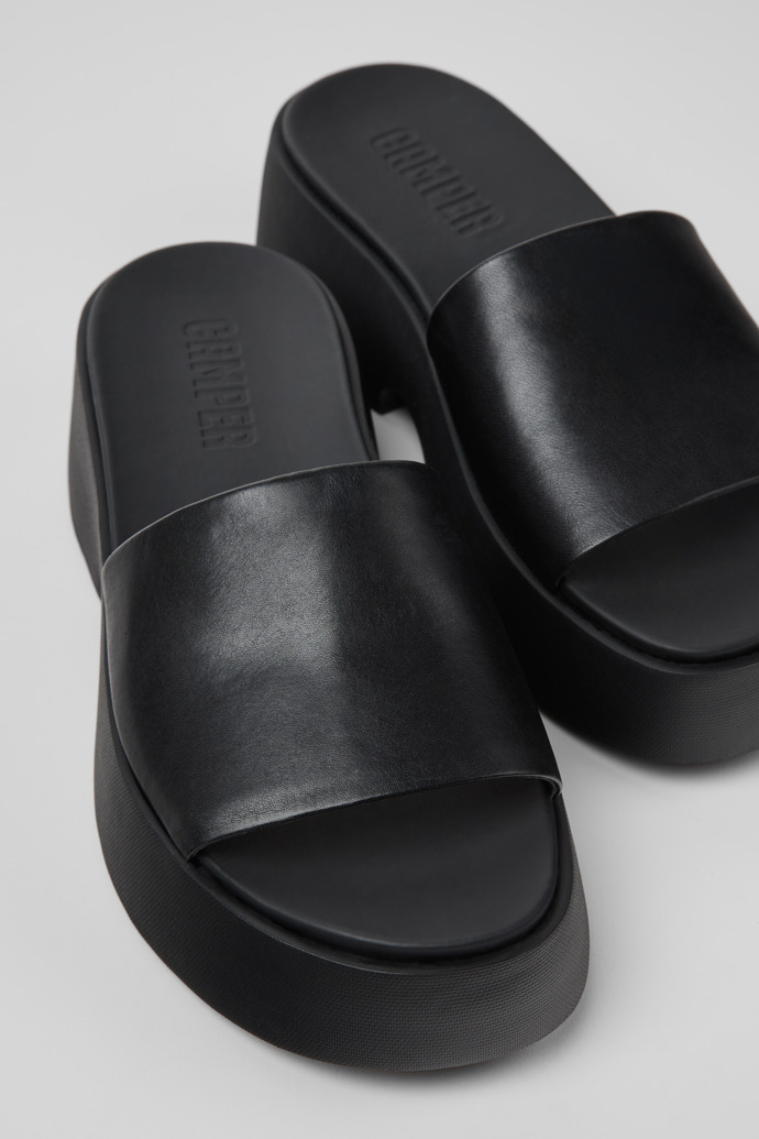 Camper Tasha - Sandalia negra de piel para mujer.