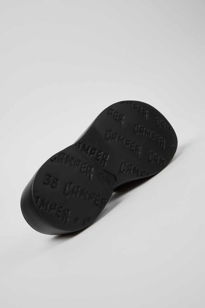 Camper Tasha - Sandalia negra de piel para mujer.