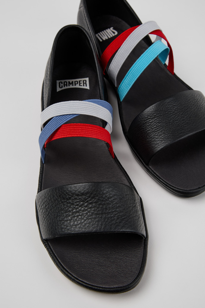Camper Twins - Sandalias negras de piel para mujer.