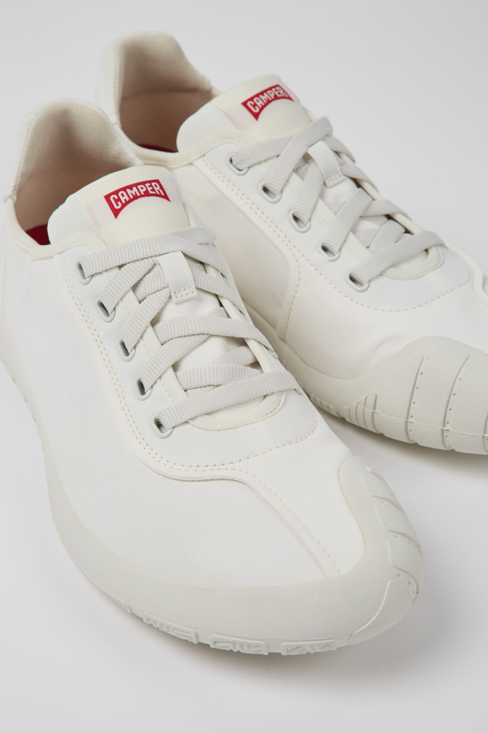 Camper Peu Path - Zapatillas blancas para hombre fabricadas con PET reciclado.
